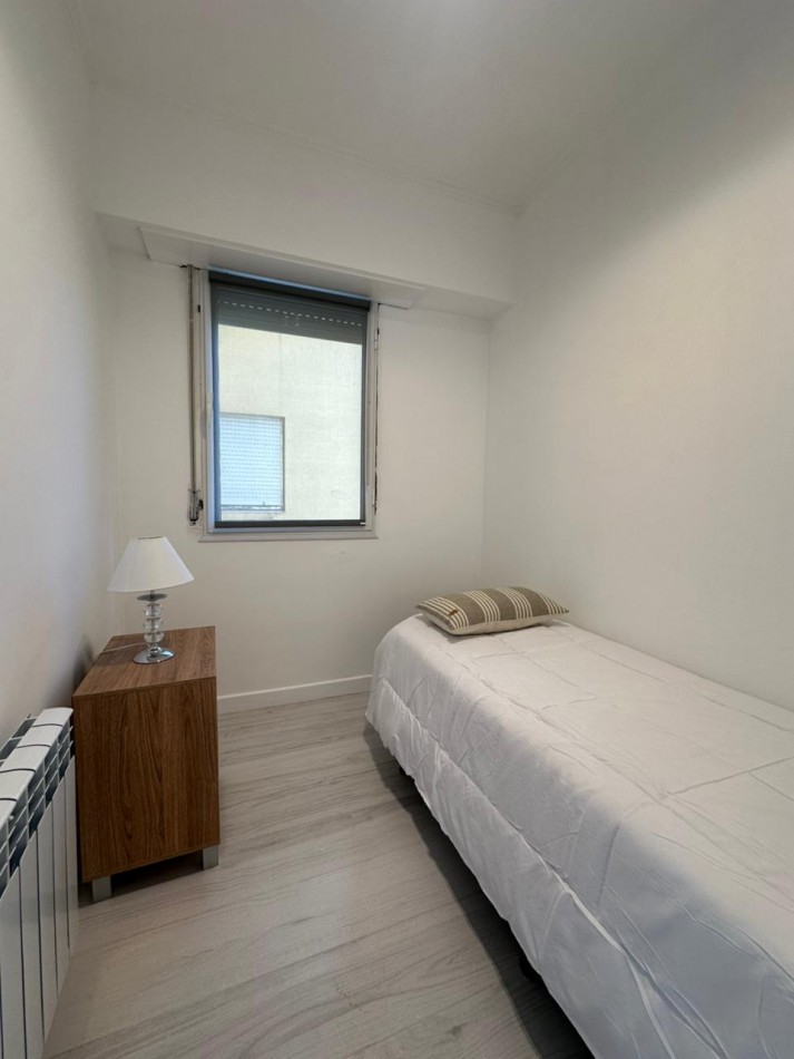 Departamento 4 ambientes con dependencia a la calle con balcon aterrazado y vista lateral al mar. Reciclado y amoblado. Hotel Provincial