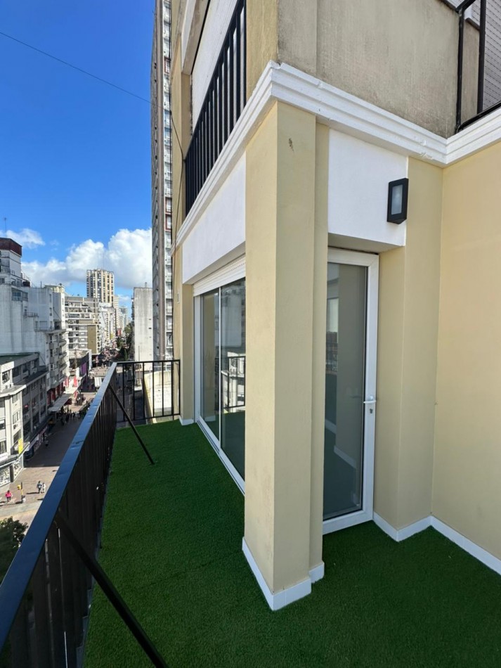 Departamento 4 ambientes con dependencia a la calle con balcon aterrazado y vista lateral al mar. Reciclado y amoblado. Hotel Provincial