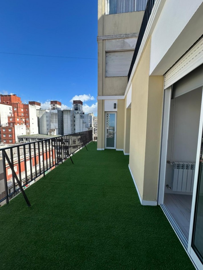 Departamento 4 ambientes con dependencia a la calle con balcon aterrazado y vista lateral al mar. Reciclado y amoblado. Hotel Provincial