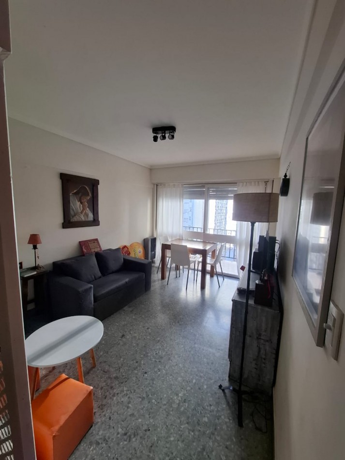 Departamento 2 ambientes a la calle con balcon saliente. Centro