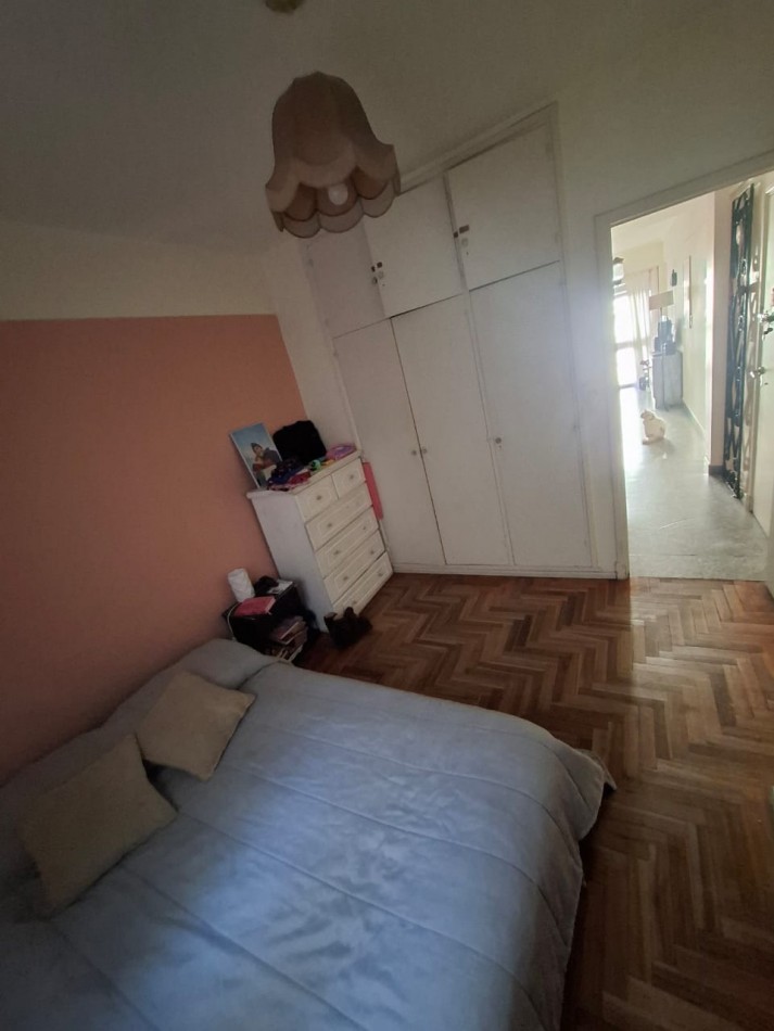 Departamento 2 ambientes a la calle con balcon saliente. Centro
