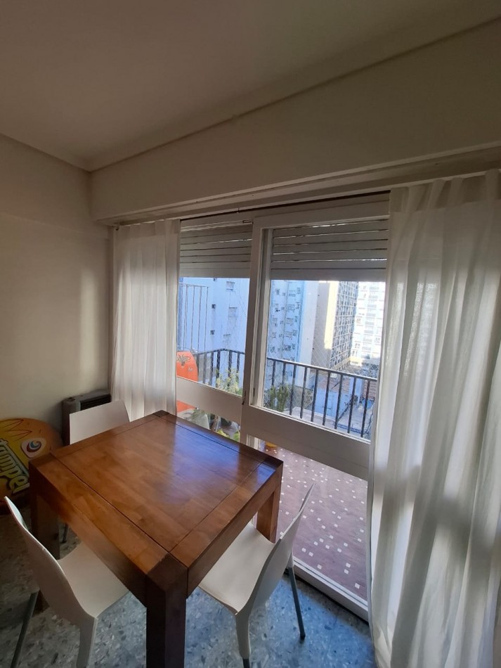 Departamento 2 ambientes a la calle con balcon saliente. Centro