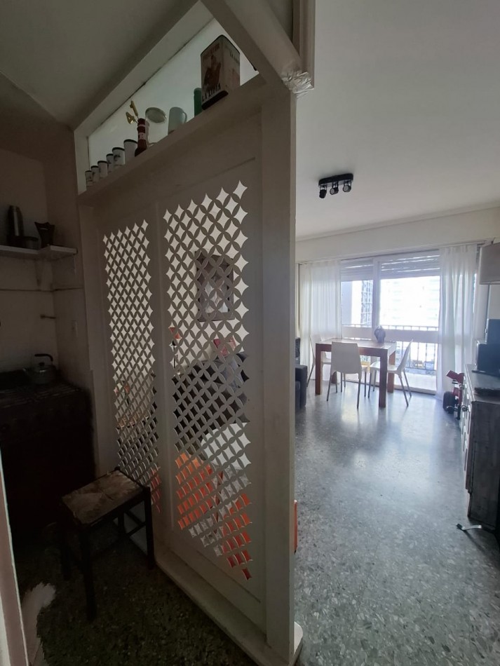 Departamento 2 ambientes a la calle con balcon saliente. Centro