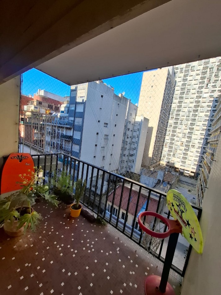 Departamento 2 ambientes a la calle con balcon saliente. Centro