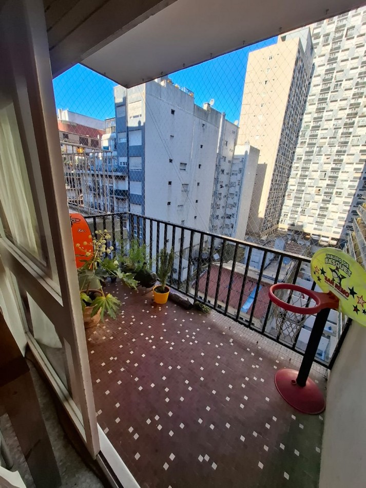 Departamento 2 ambientes a la calle con balcon saliente. Centro