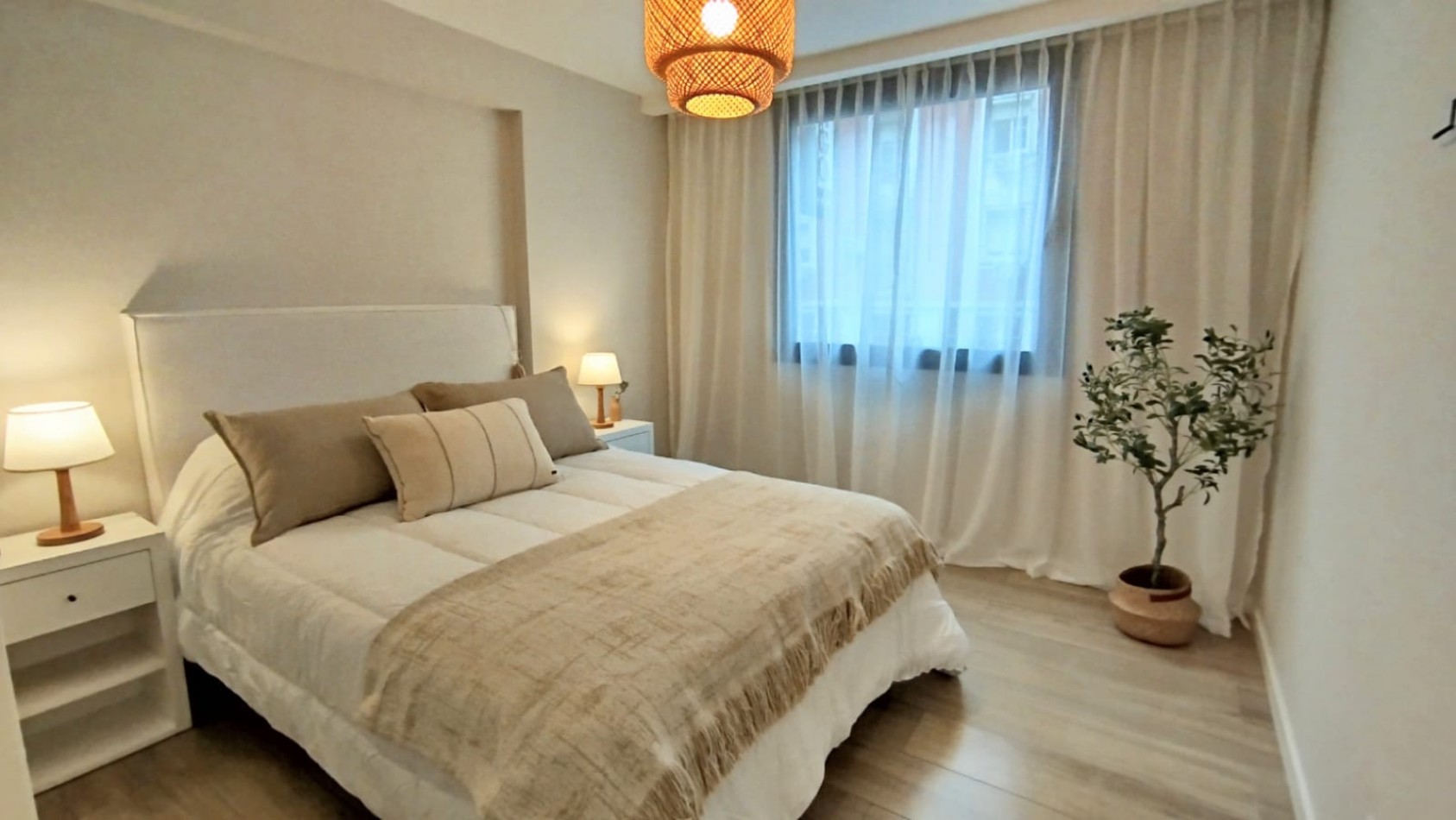 Departamento dos ambientes a Estrenar a la calle con balcom saliente. Amblado. Plaza Colon