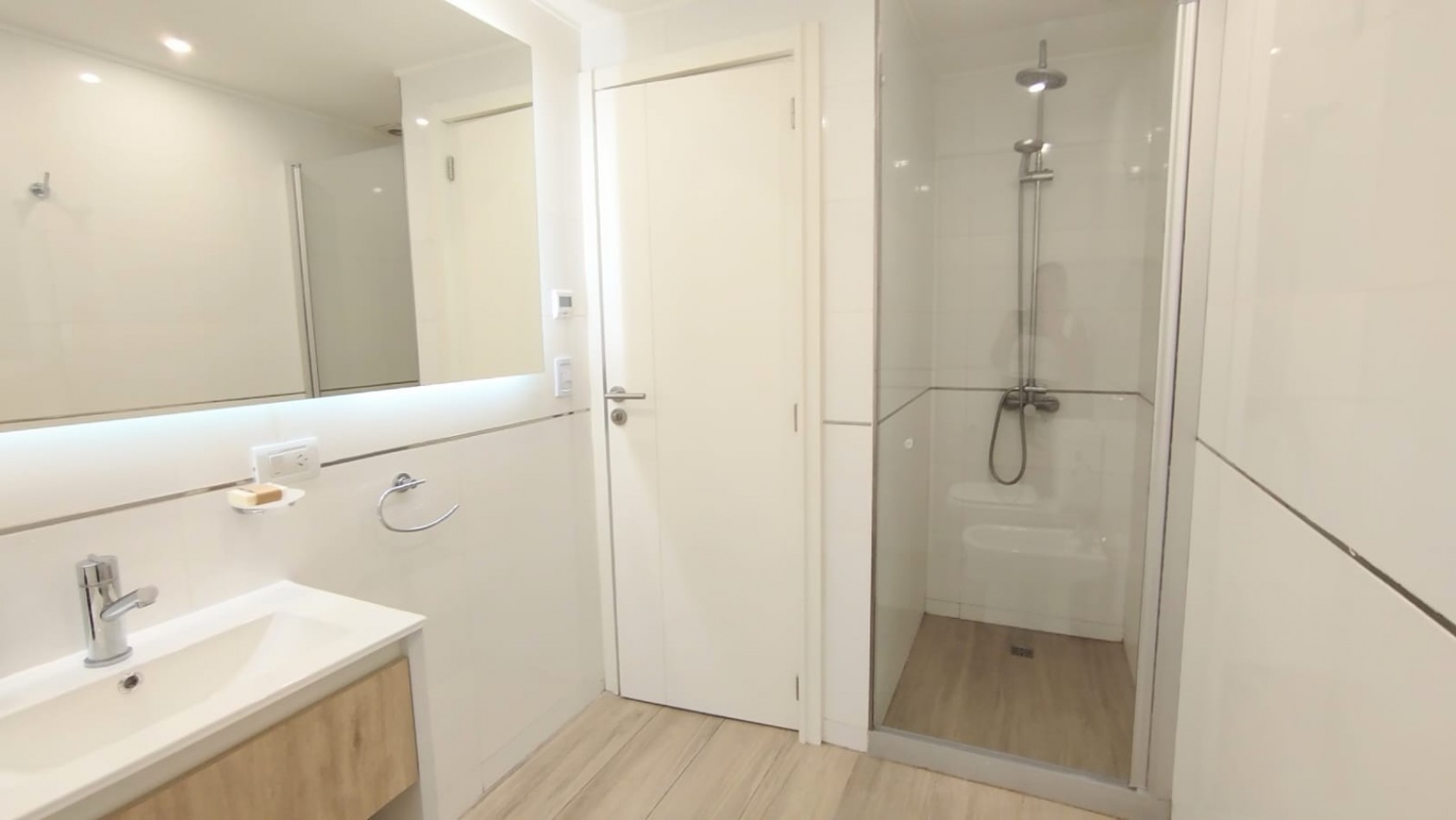 Departamento dos ambientes a Estrenar a la calle con balcom saliente. Amblado. Plaza Colon