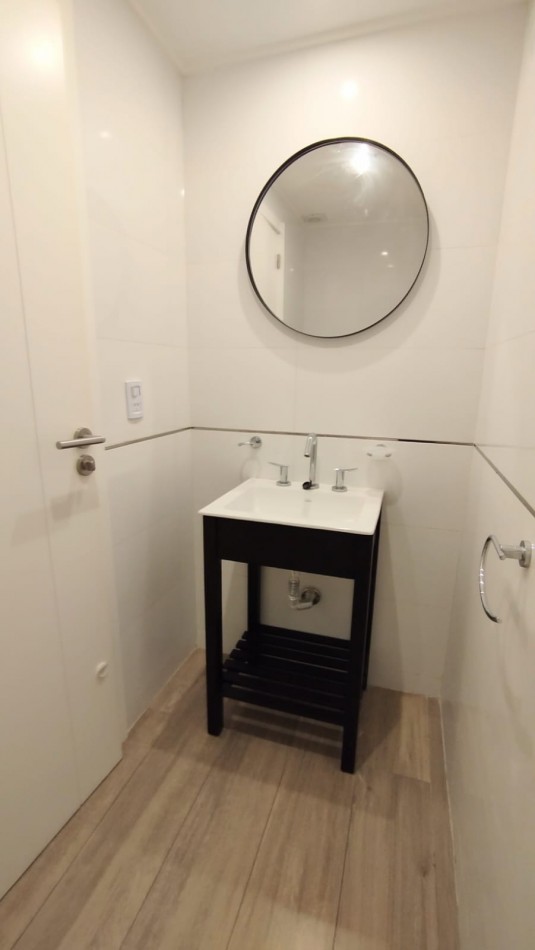 Departamento dos ambientes a Estrenar a la calle con balcom saliente. Amblado. Plaza Colon