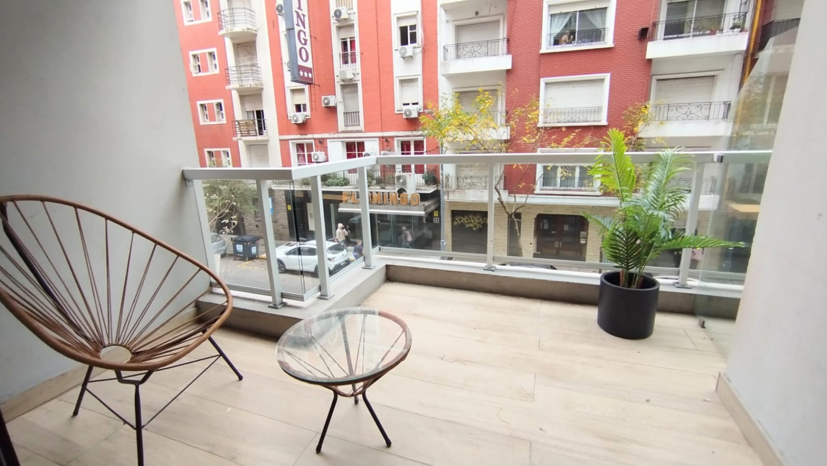 Departamento dos ambientes a Estrenar a la calle con balcom saliente. Amblado. Plaza Colon