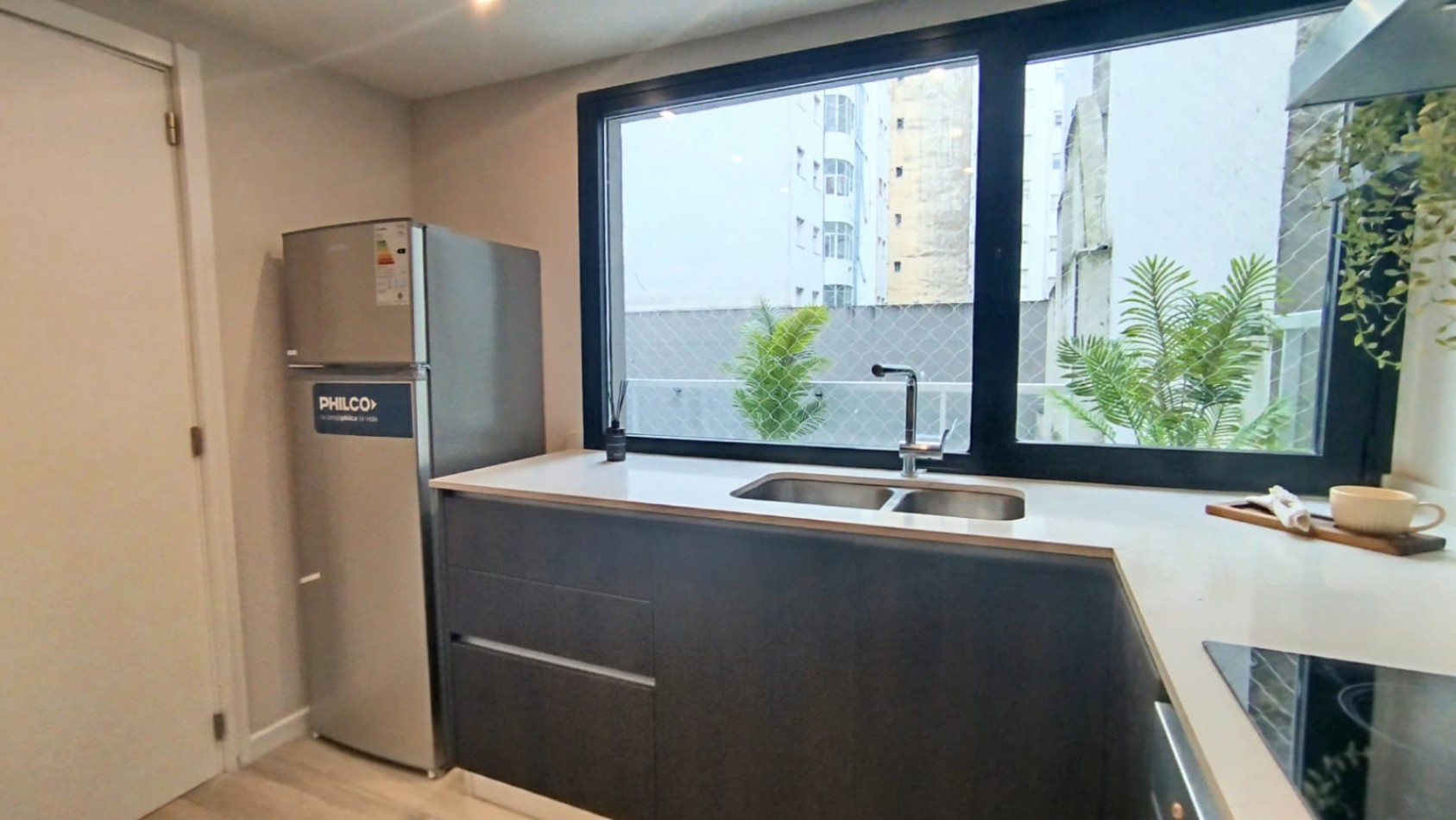 Departamento dos ambientes a Estrenar a la calle con balcom saliente. Amblado. Plaza Colon