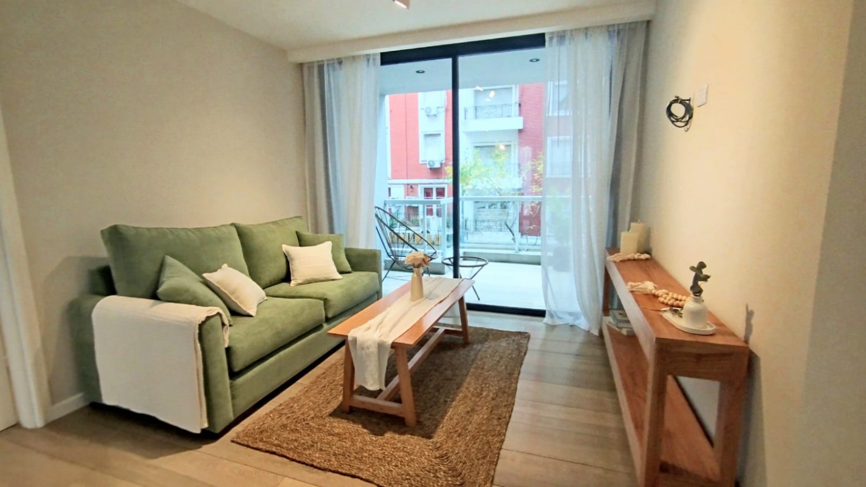 Departamento dos ambientes a Estrenar a la calle con balcom saliente. Amblado. Plaza Colon