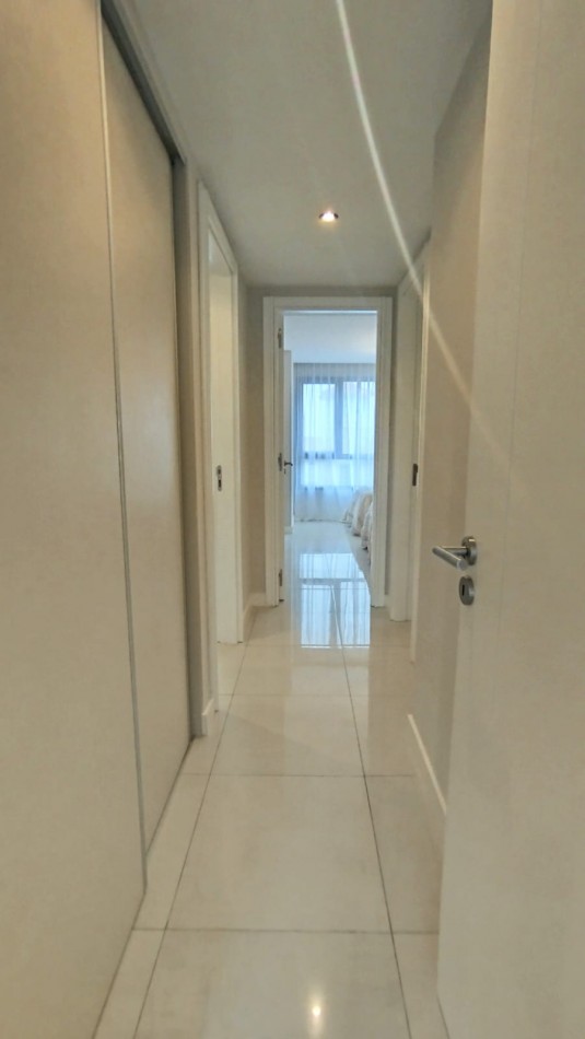 Departamento en semipiso de tres ambientes a la calle con balcon saliente. Macrocentro