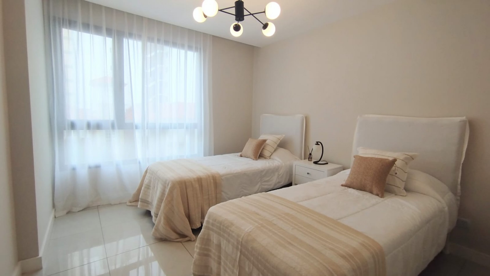 Departamento en semipiso de tres ambientes a la calle con balcon saliente. Macrocentro