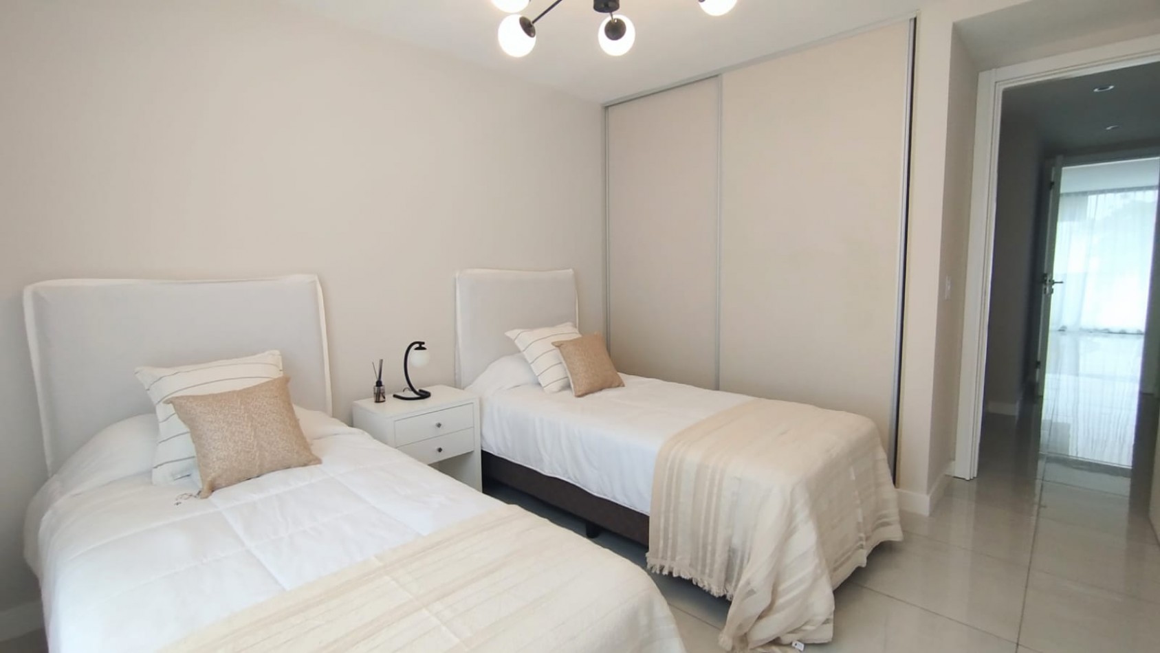 Departamento en semipiso de tres ambientes a la calle con balcon saliente. Macrocentro