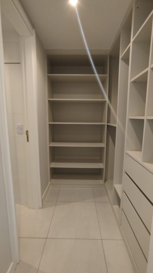 Departamento en semipiso de tres ambientes a la calle con balcon saliente. Macrocentro