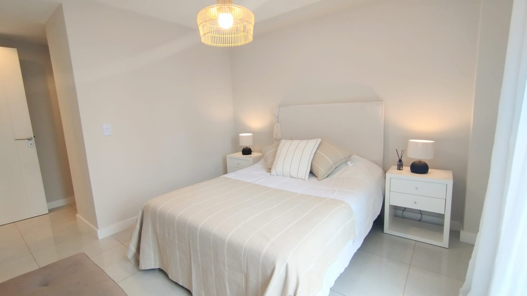 Departamento en semipiso de tres ambientes a la calle con balcon saliente. Macrocentro