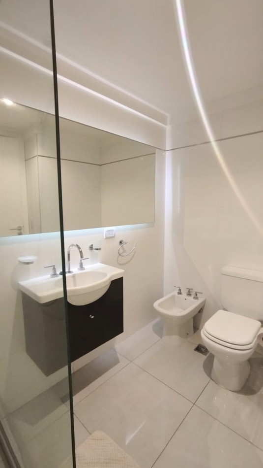 Departamento en semipiso de tres ambientes a la calle con balcon saliente. Macrocentro