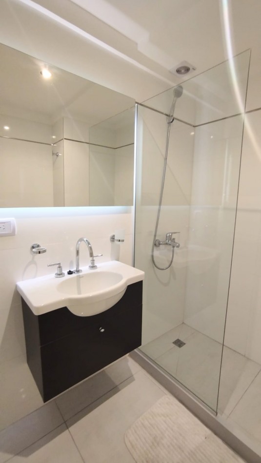 Departamento en semipiso de tres ambientes a la calle con balcon saliente. Macrocentro