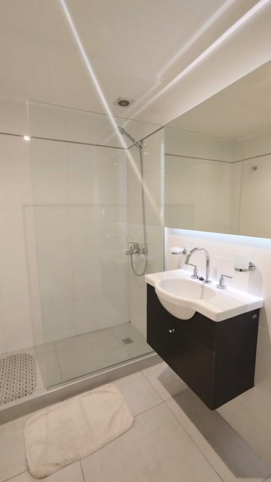 Departamento en semipiso de tres ambientes a la calle con balcon saliente. Macrocentro