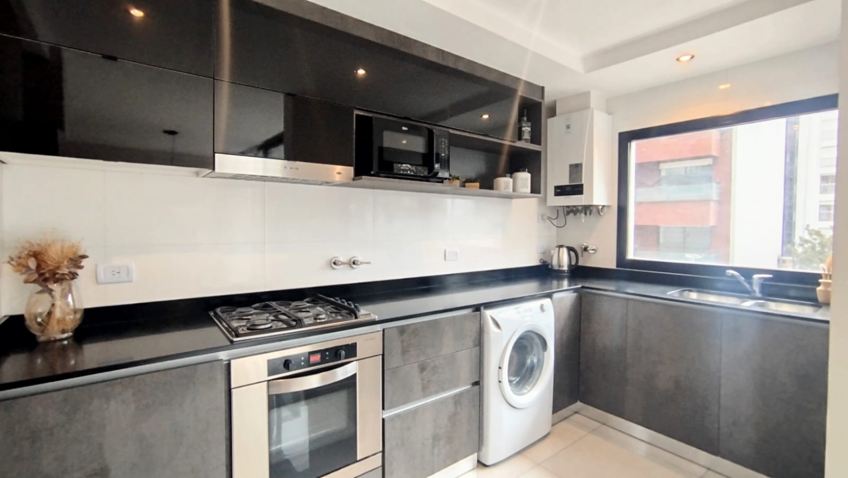 Departamento en semipiso de tres ambientes a la calle con balcon saliente. Macrocentro