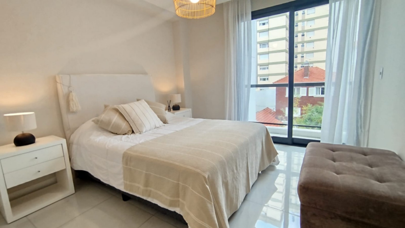 Departamento en semipiso de tres ambientes a la calle con balcon saliente. Macrocentro