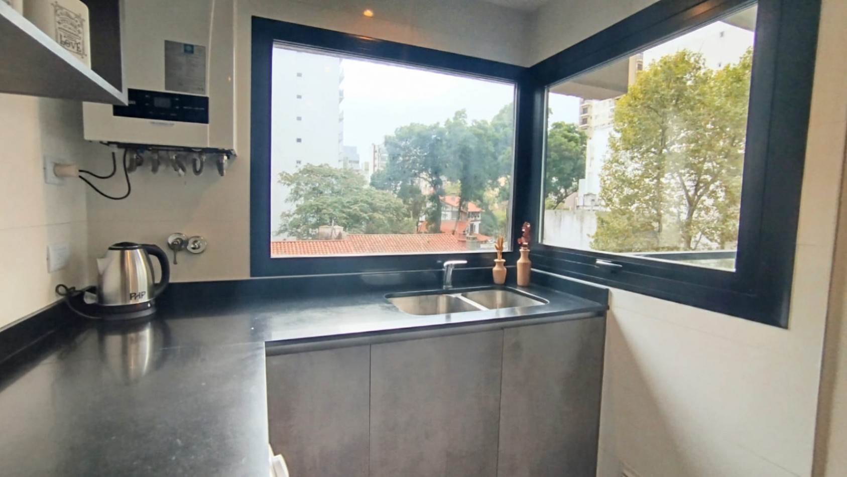 Departamento en semipiso de tres ambientes a la calle con balcon saliente. Macrocentro