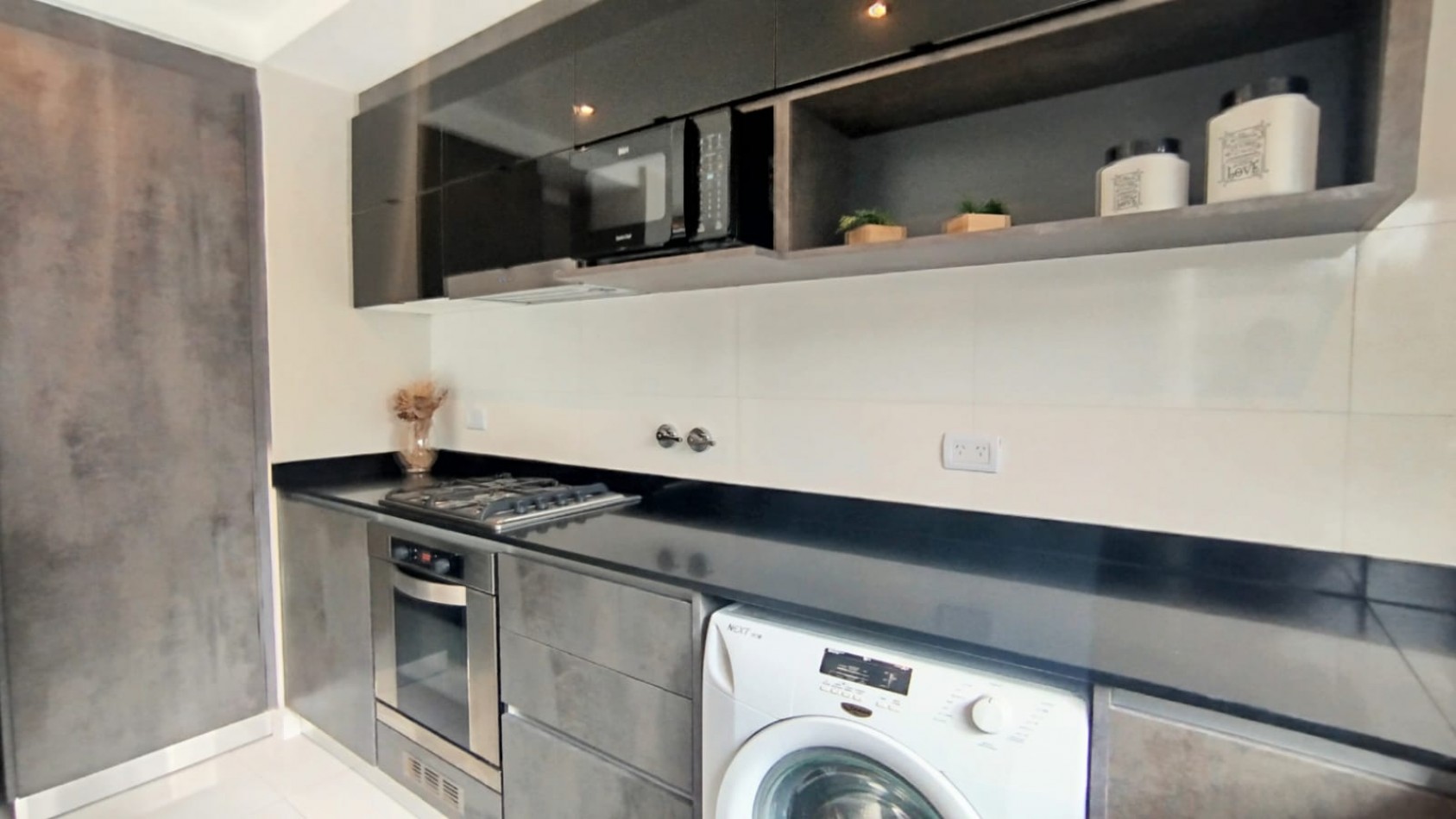 Departamento en semipiso de tres ambientes a la calle con balcon saliente. Macrocentro