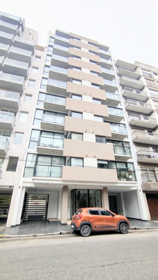 Departamento en semipiso de tres ambientes a la calle con balcon saliente. Macrocentro