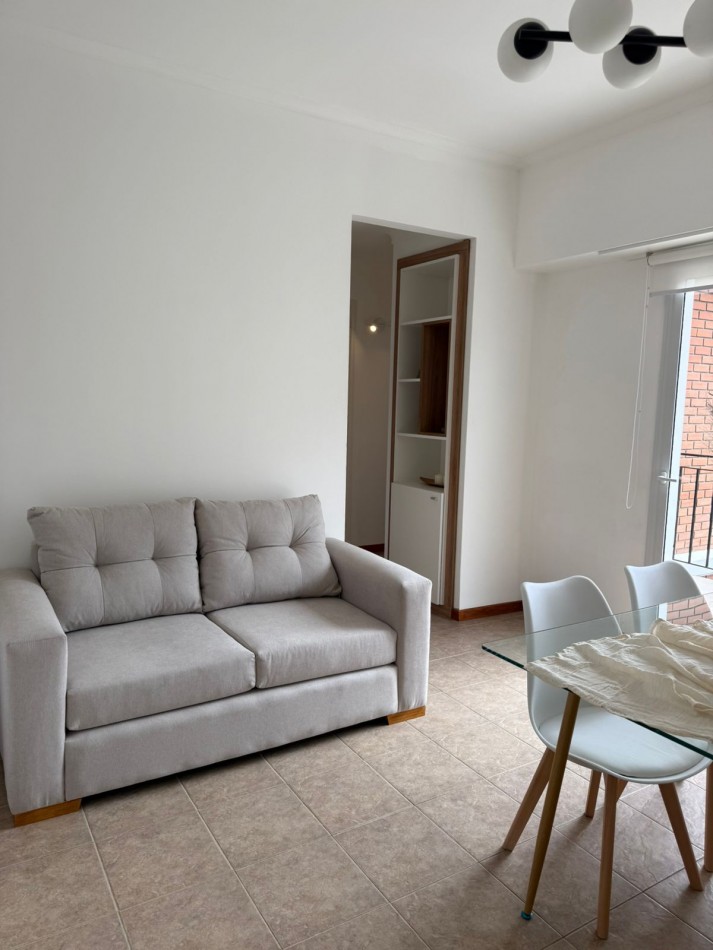 Departamento unico en el piso de tres ambientes con dependenciaa la calle cn balcon terraza. Reciclado y amoblado. Zona: centro