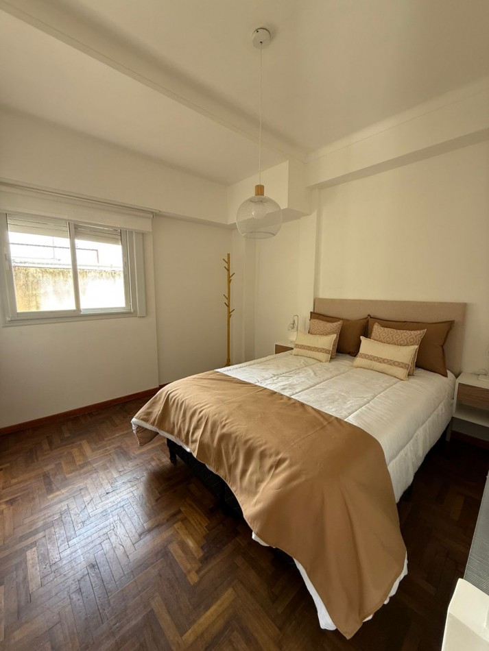 Departamento unico en el piso de tres ambientes con dependenciaa la calle cn balcon terraza. Reciclado y amoblado. Zona: centro