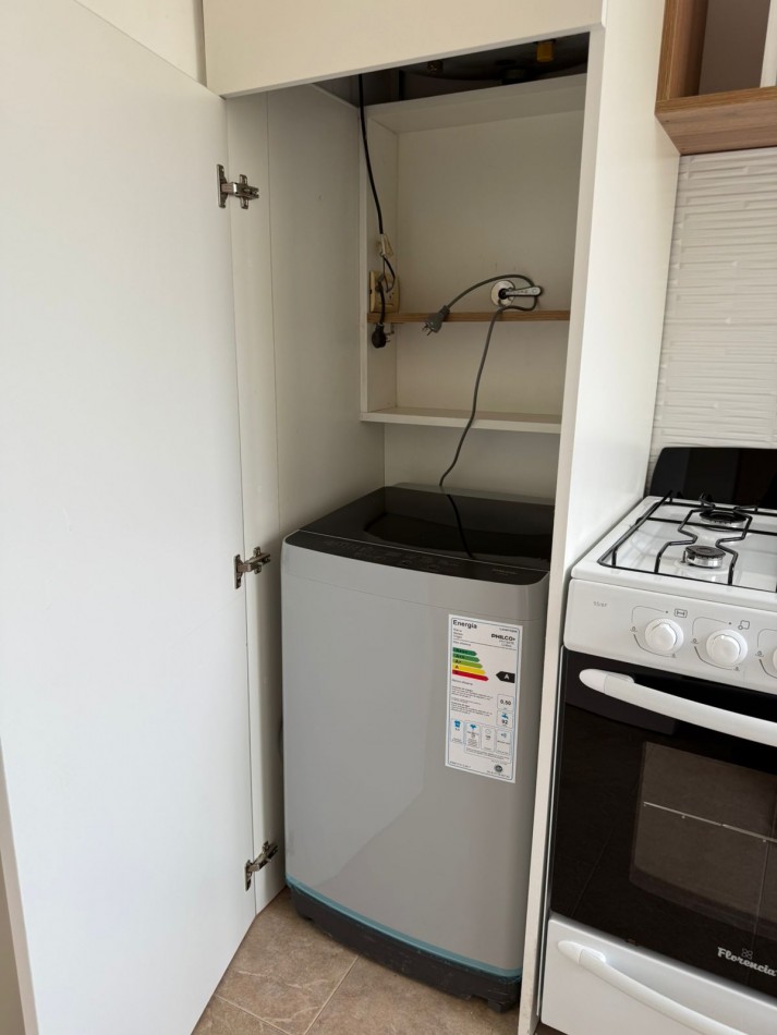 Departamento unico en el piso de tres ambientes con dependenciaa la calle cn balcon terraza. Reciclado y amoblado. Zona: centro