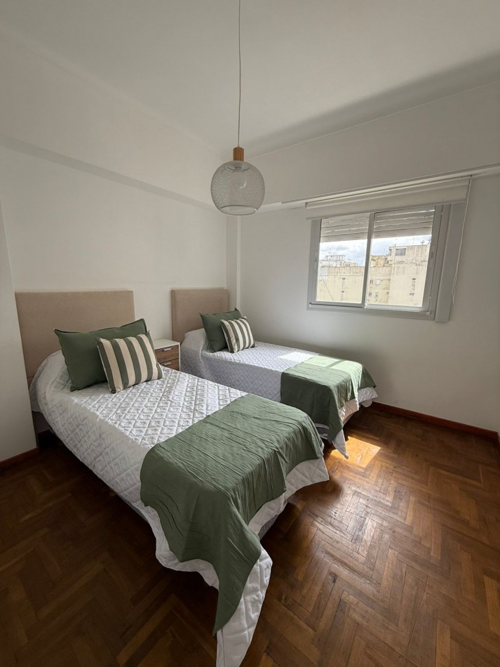 Departamento unico en el piso de tres ambientes con dependenciaa la calle cn balcon terraza. Reciclado y amoblado. Zona: centro