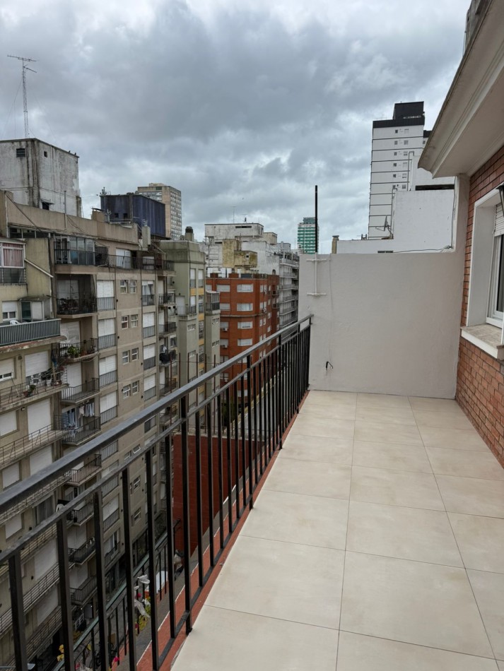 Departamento unico en el piso de tres ambientes con dependenciaa la calle cn balcon terraza. Reciclado y amoblado. Zona: centro