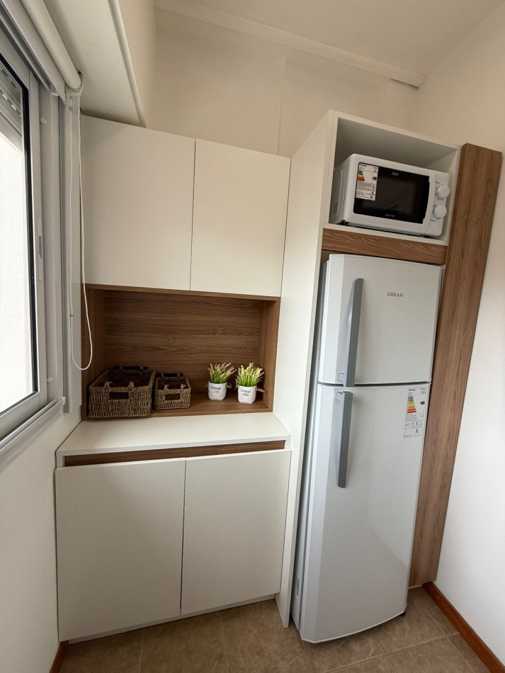 Departamento unico en el piso de tres ambientes con dependenciaa la calle cn balcon terraza. Reciclado y amoblado. Zona: centro