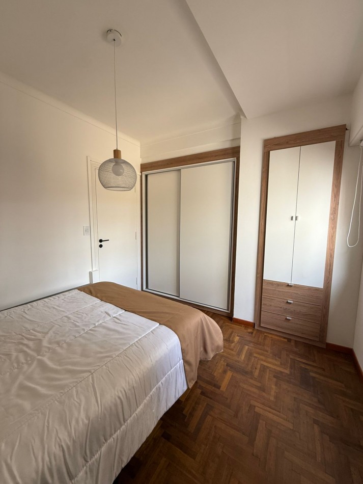 Departamento unico en el piso de tres ambientes con dependenciaa la calle cn balcon terraza. Reciclado y amoblado. Zona: centro