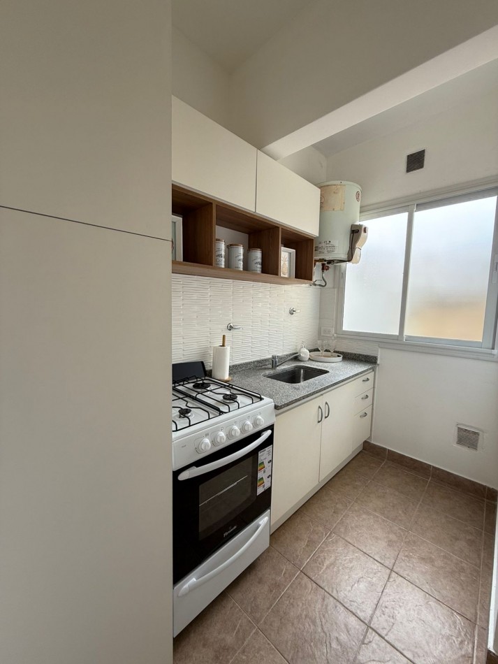 Departamento unico en el piso de tres ambientes con dependenciaa la calle cn balcon terraza. Reciclado y amoblado. Zona: centro