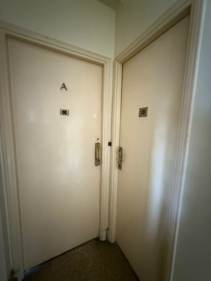 Departamento unico en el piso de tres ambientes con dependenciaa la calle cn balcon terraza. Reciclado y amoblado. Zona: centro