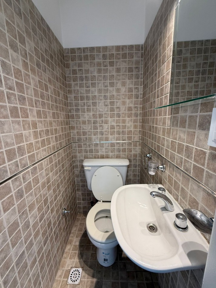 Departamento unico en el piso de tres ambientes con dependenciaa la calle cn balcon terraza. Reciclado y amoblado. Zona: centro