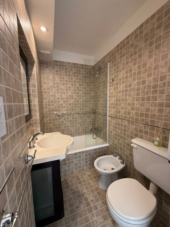 Departamento unico en el piso de tres ambientes con dependenciaa la calle cn balcon terraza. Reciclado y amoblado. Zona: centro