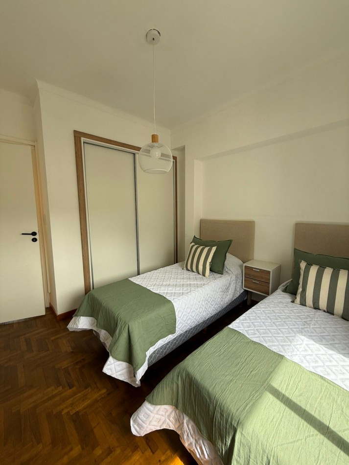 Departamento unico en el piso de tres ambientes con dependenciaa la calle cn balcon terraza. Reciclado y amoblado. Zona: centro