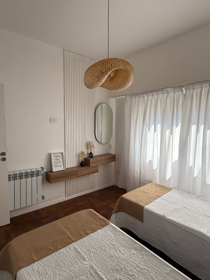 Departamento tres ambientes + escritorio luminoso. Reciclado y amoblado. Zona Centro