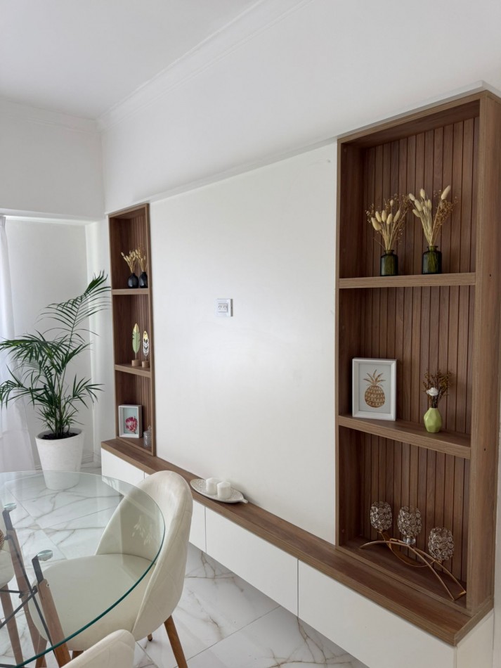 Departamento tres ambientes + escritorio luminoso. Reciclado y amoblado. Zona Centro