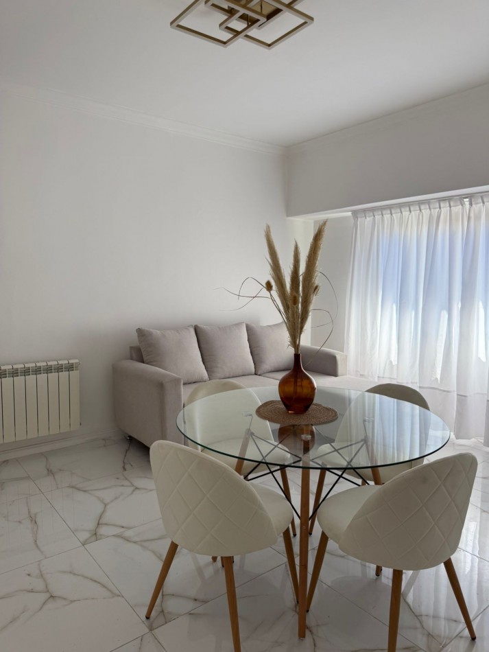 Departamento tres ambientes + escritorio luminoso. Reciclado y amoblado. Zona Centro