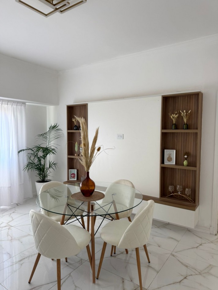 Departamento tres ambientes + escritorio luminoso. Reciclado y amoblado. Zona Centro