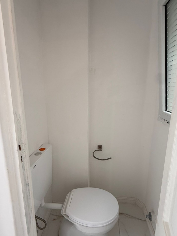 Departamento tres ambientes + escritorio luminoso. Reciclado y amoblado. Zona Centro