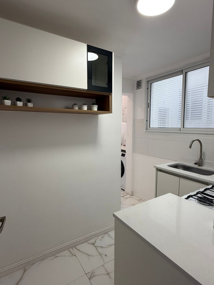 Departamento tres ambientes + escritorio luminoso. Reciclado y amoblado. Zona Centro