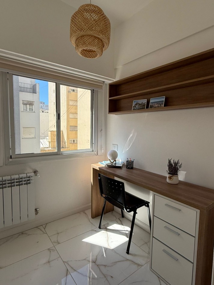 Departamento tres ambientes + escritorio luminoso. Reciclado y amoblado. Zona Centro