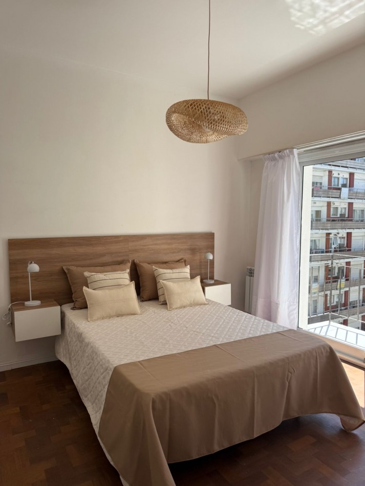 Departamento tres ambientes + escritorio luminoso. Reciclado y amoblado. Zona Centro