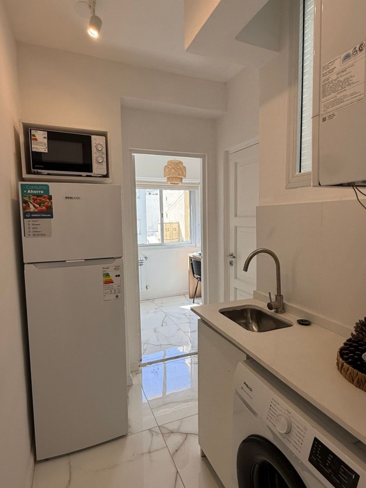 Departamento tres ambientes + escritorio luminoso. Reciclado y amoblado. Zona Centro