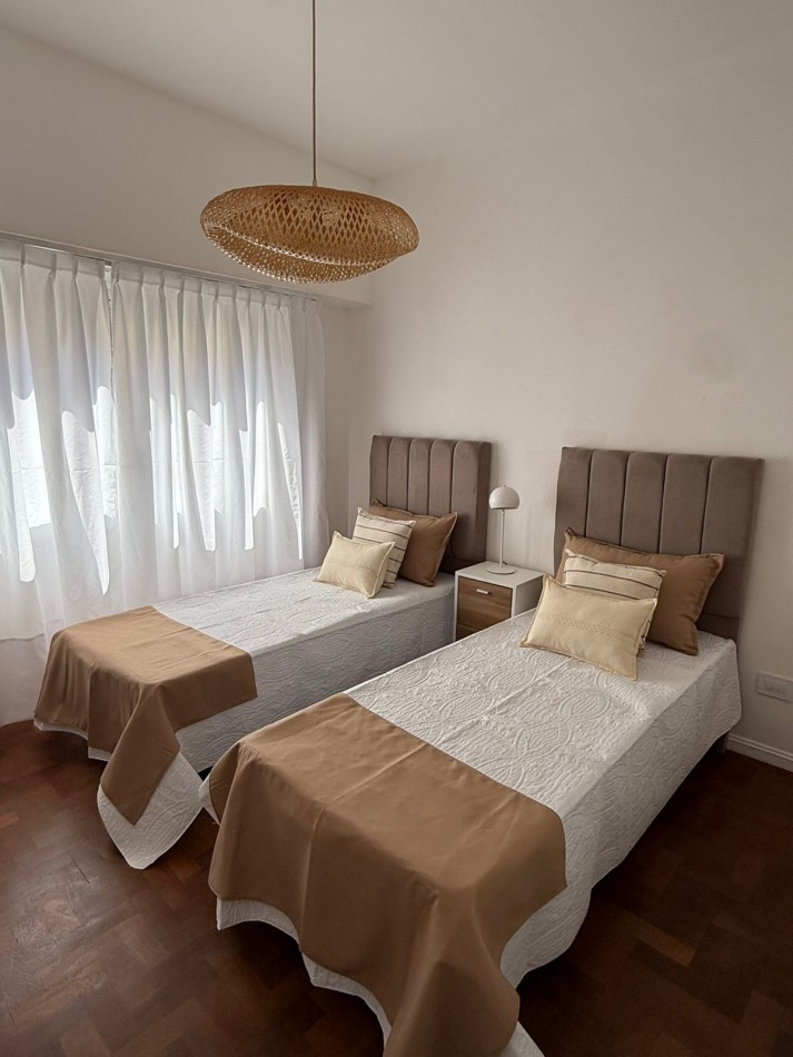 Departamento tres ambientes + escritorio luminoso. Reciclado y amoblado. Zona Centro